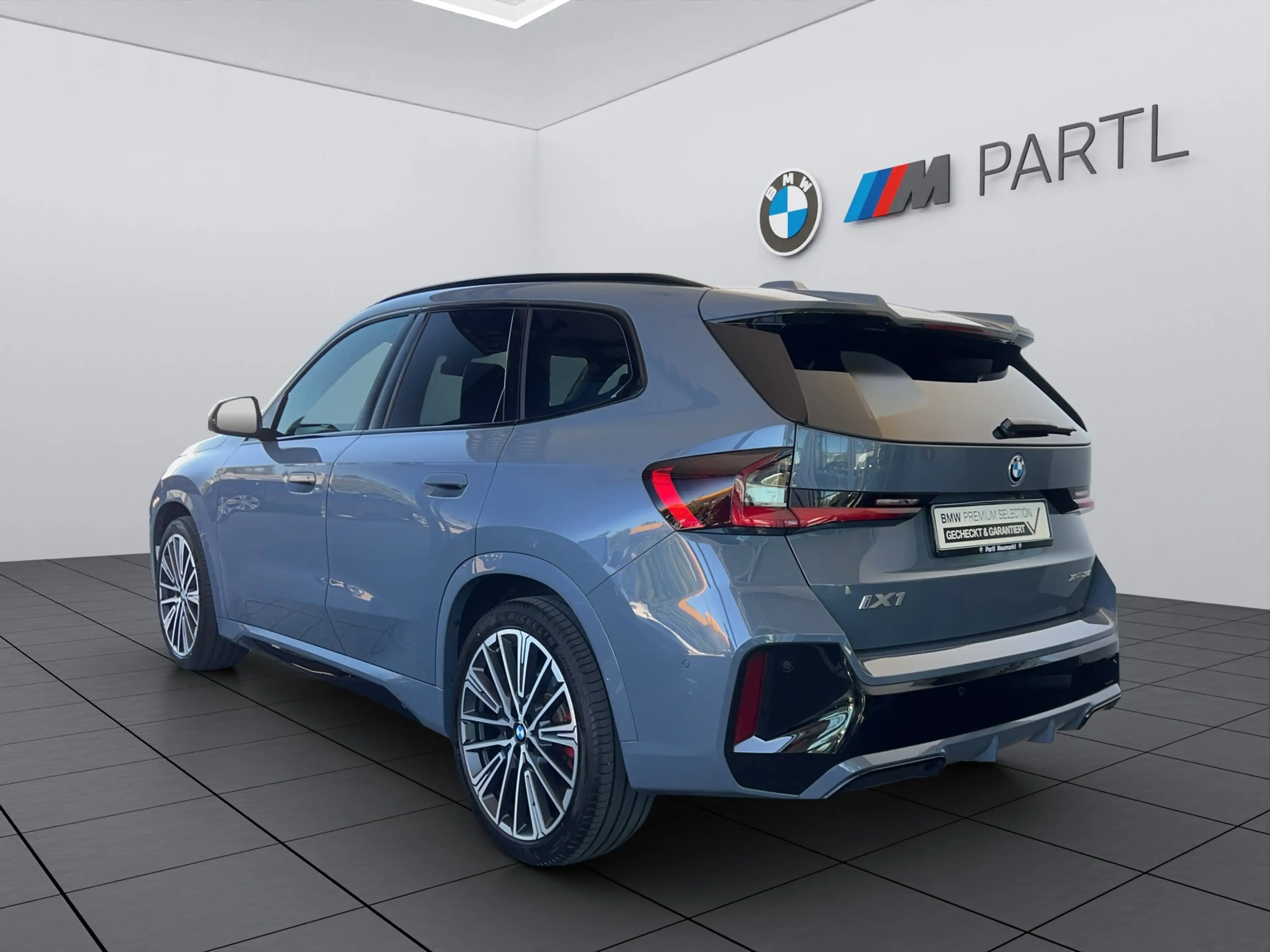 BMW iX1 xDrive30 M-Pro ACC 360° Pano AHK HUD H/K — photo 3