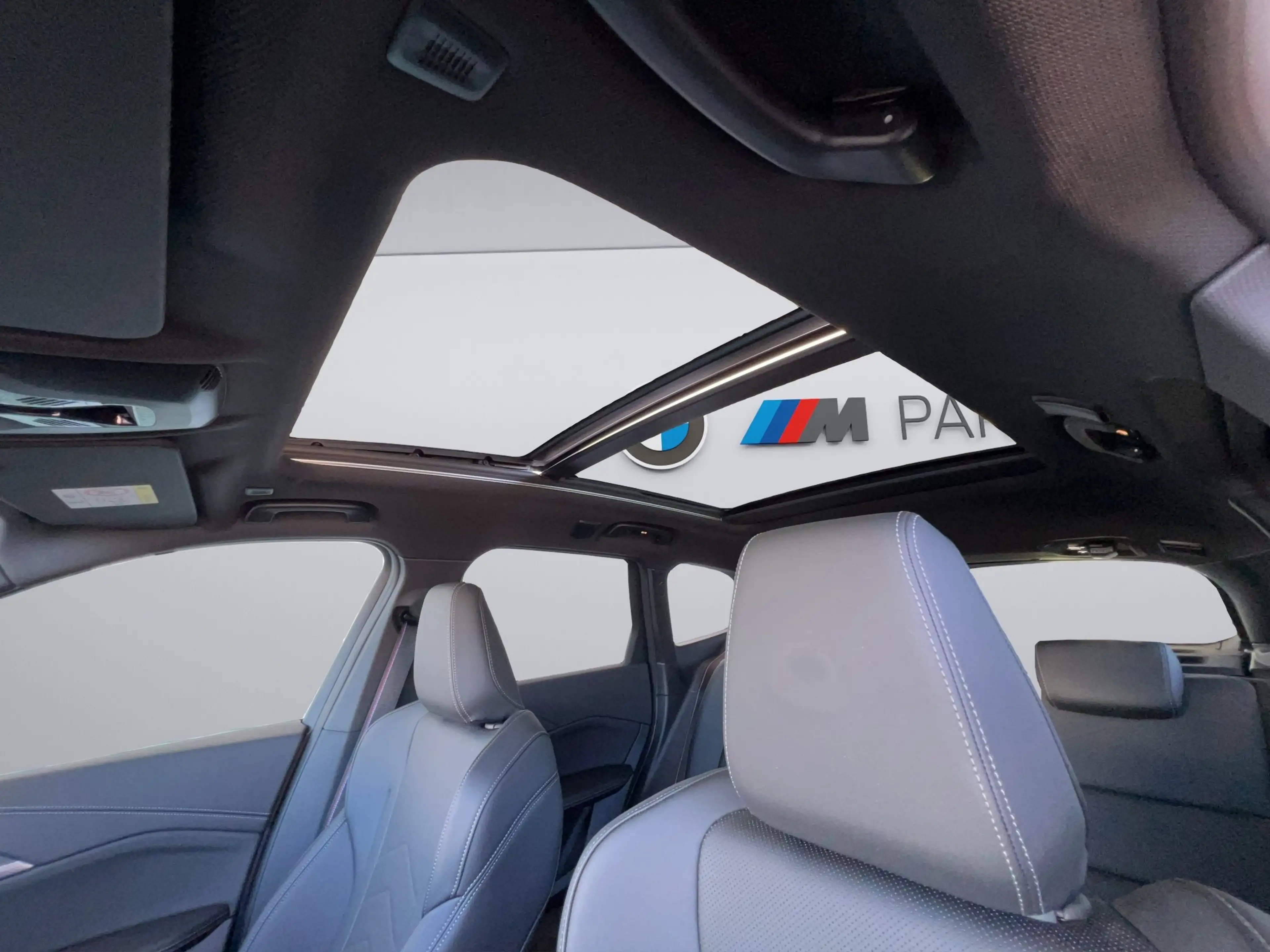 BMW iX1 xDrive30 M-Pro ACC 360° Pano AHK HUD H/K — photo 15