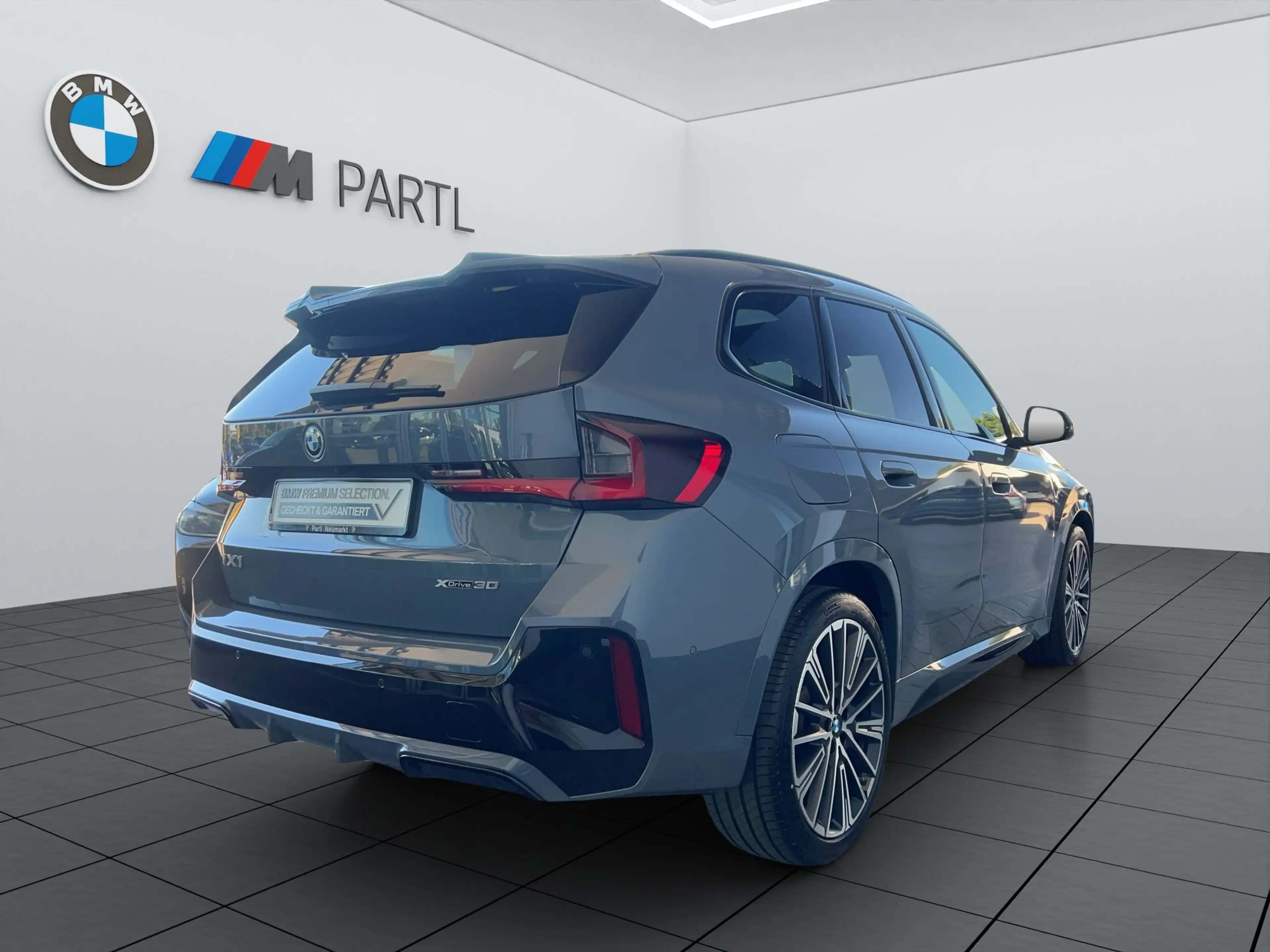 BMW iX1 xDrive30 M-Pro ACC 360° Pano AHK HUD H/K — photo 4