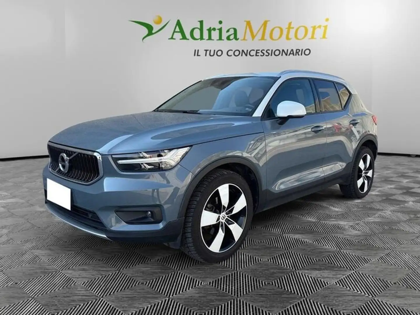 Volvo XC40 D3 AWD Geartronic Momentum Pro Grigio - 1