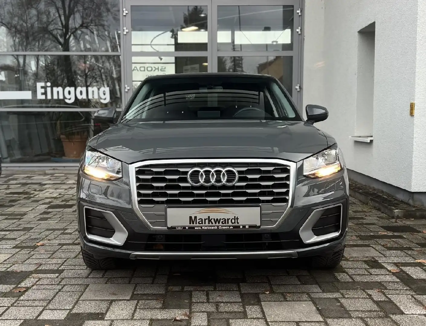 Audi Q2 35 TFSI 1,5 sport Pano Sounds Grau - 2