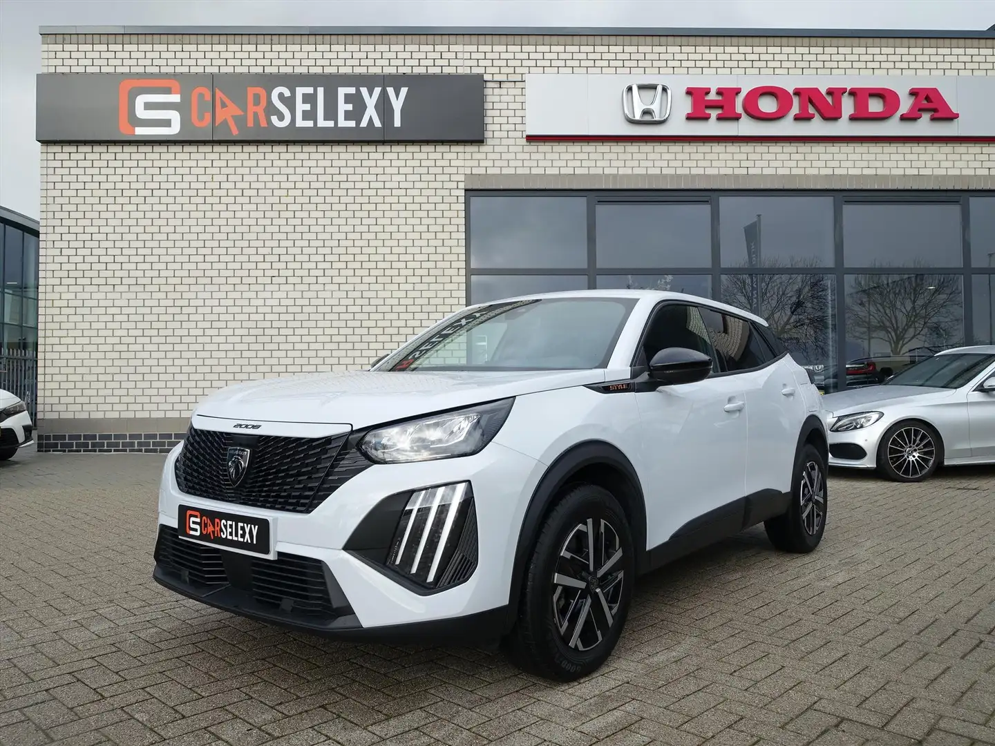 Peugeot 2008 1.2 Hybrid 145pk e-DCS6 Style Weiß - 1