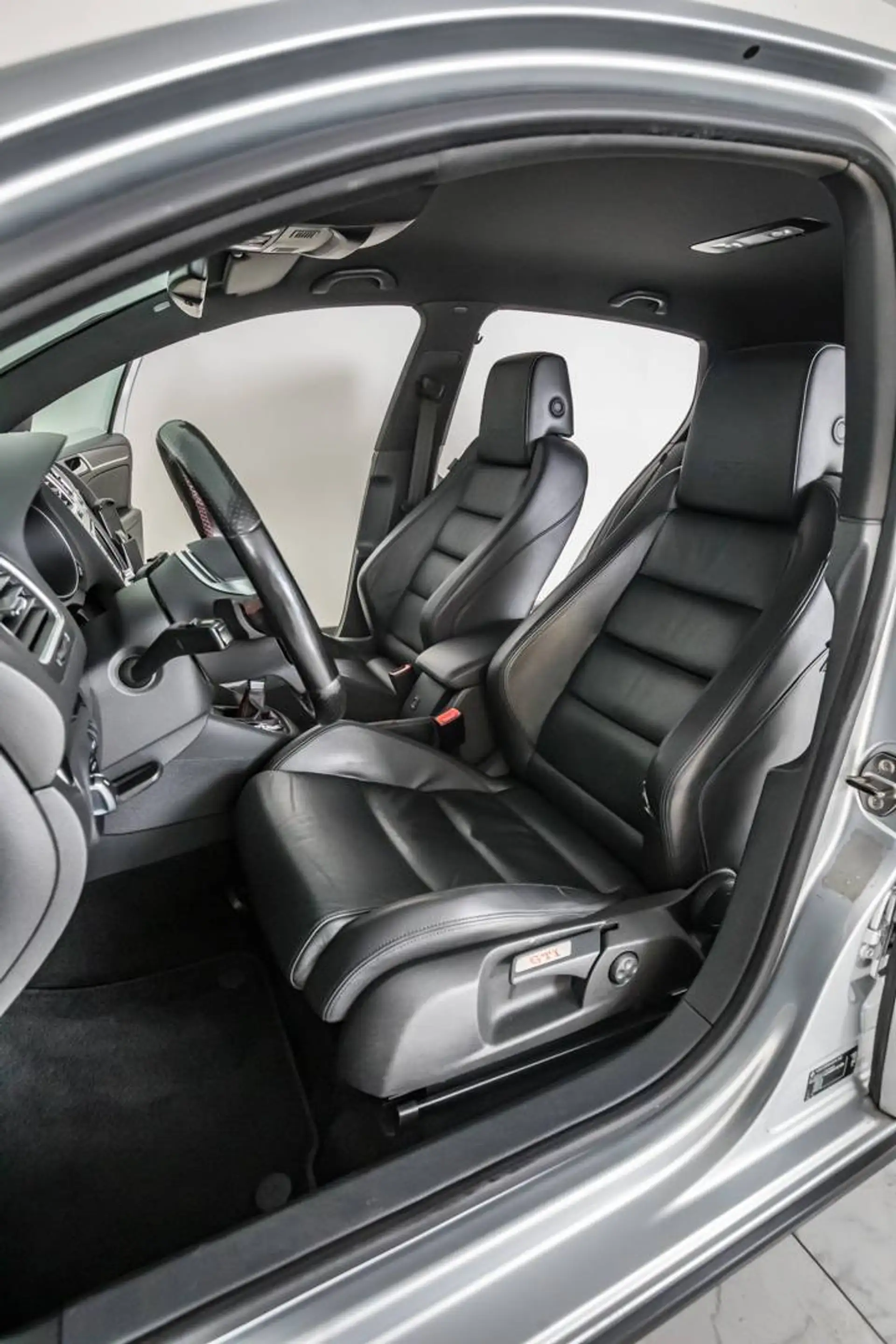 Volkswagen Golf GTI 2.0 TSI DSG — photo 11