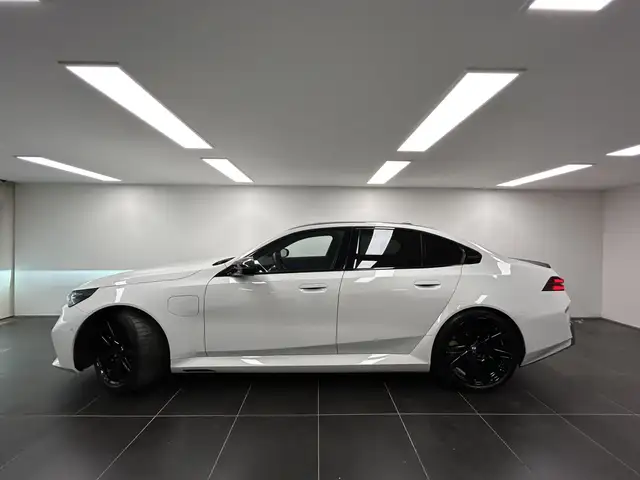 BMW M5 view 3