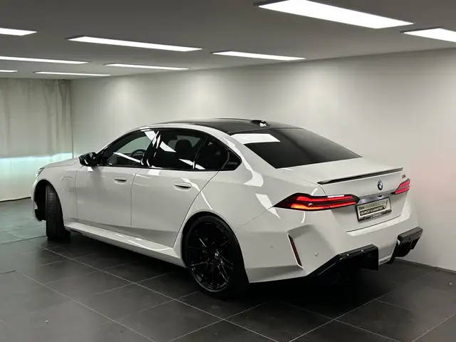 BMW M5 view 4