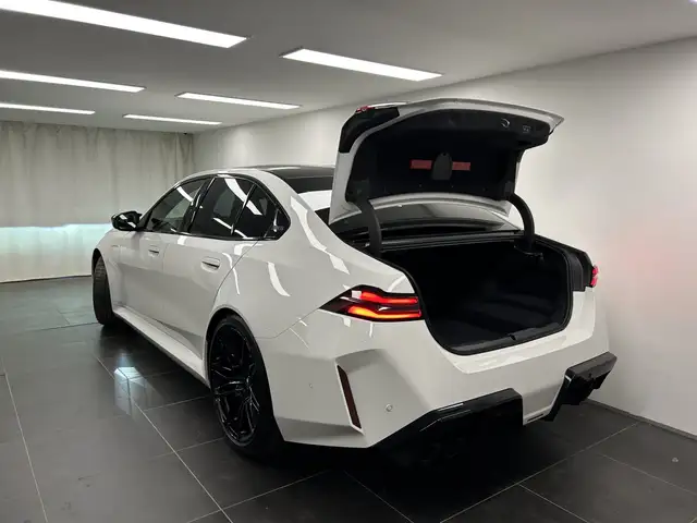 BMW M5 view 17