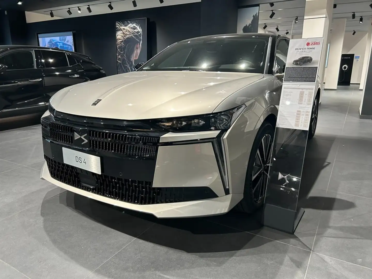 DS Automobiles DS 4 58,3kWh E-TENSE Etoile Alcantara Сірий - 1