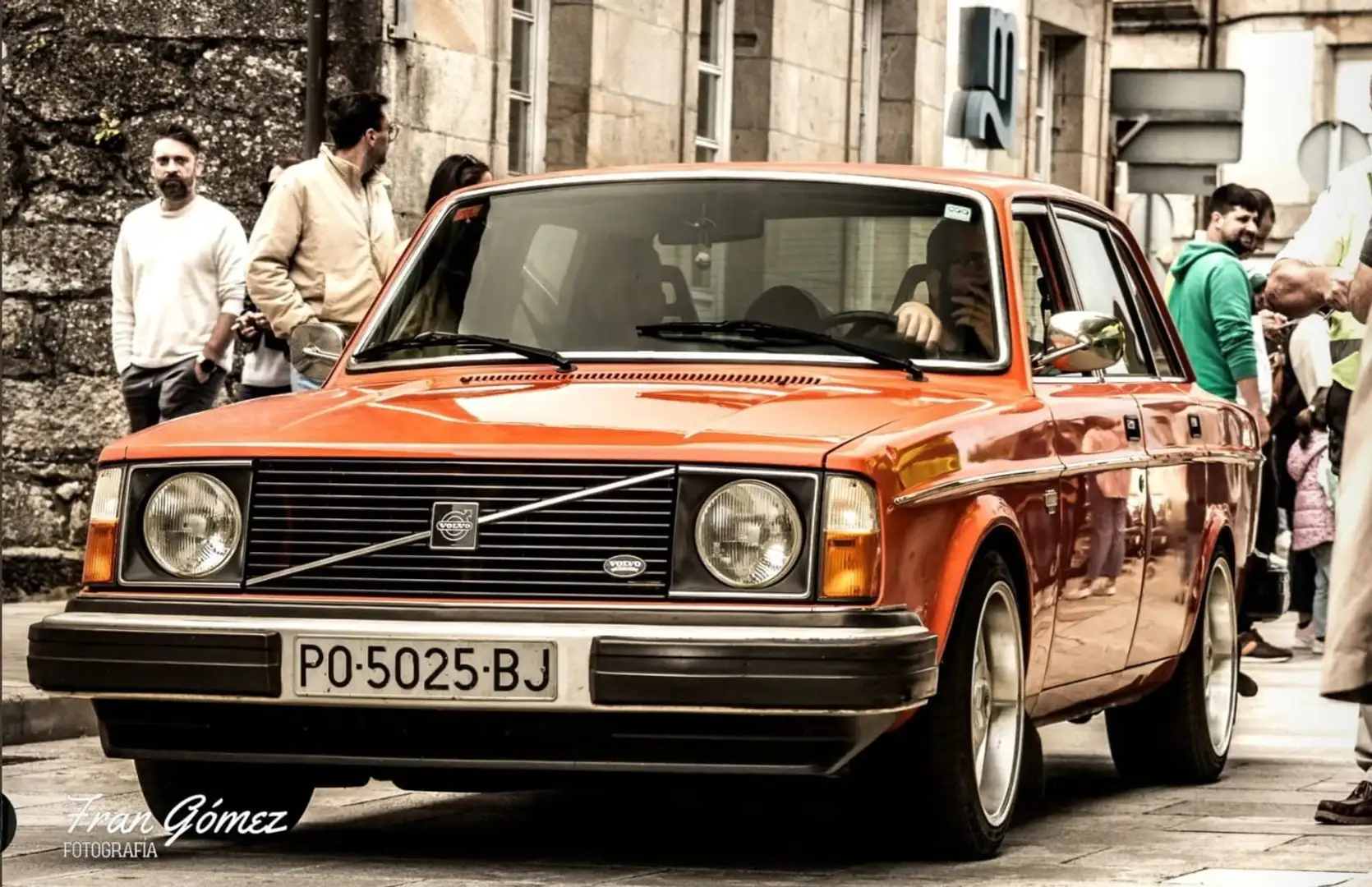 Volvo 244 Orange - 1