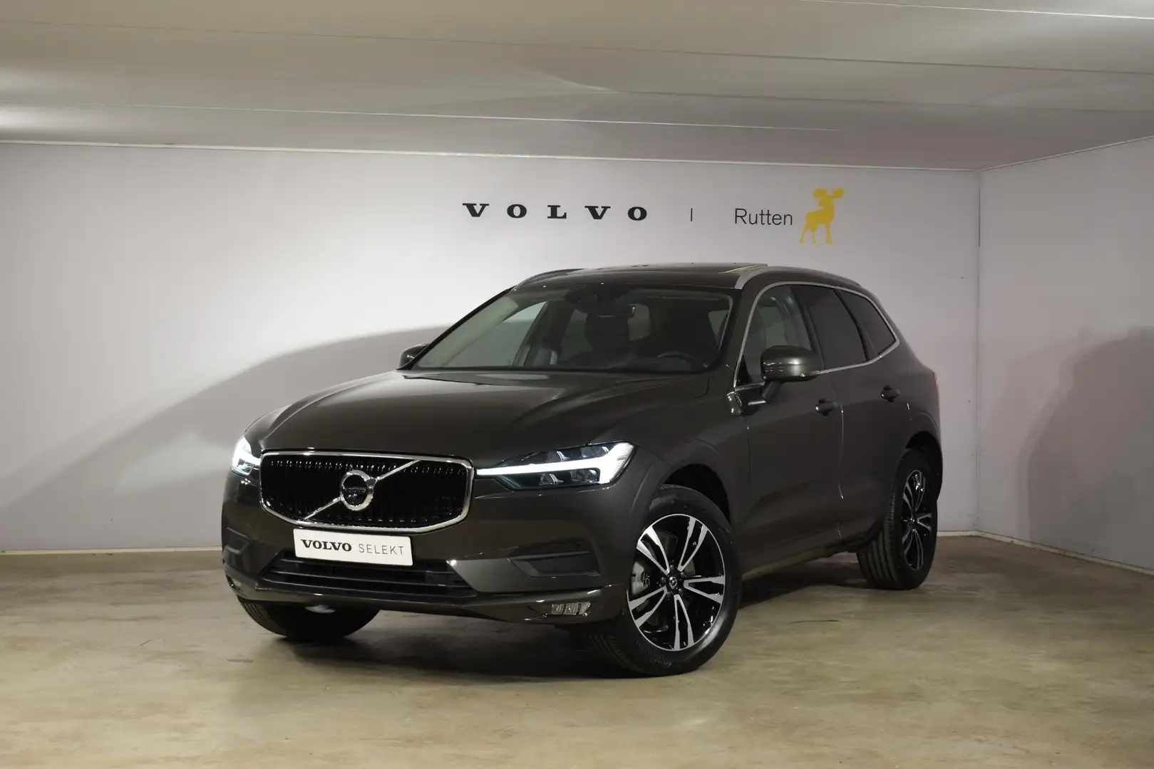 Volvo XC60 B5 250PK Momentum Exclusive / Navigatie / Adaptiev Grijs - 2