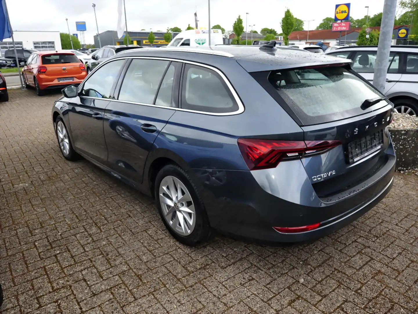 Skoda Octavia Combi 2.0 TDI Style DSG Navi AHK LED ACC Grigio - 2