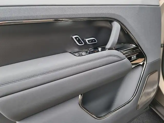 Land Rover Range Rover Sport view 9