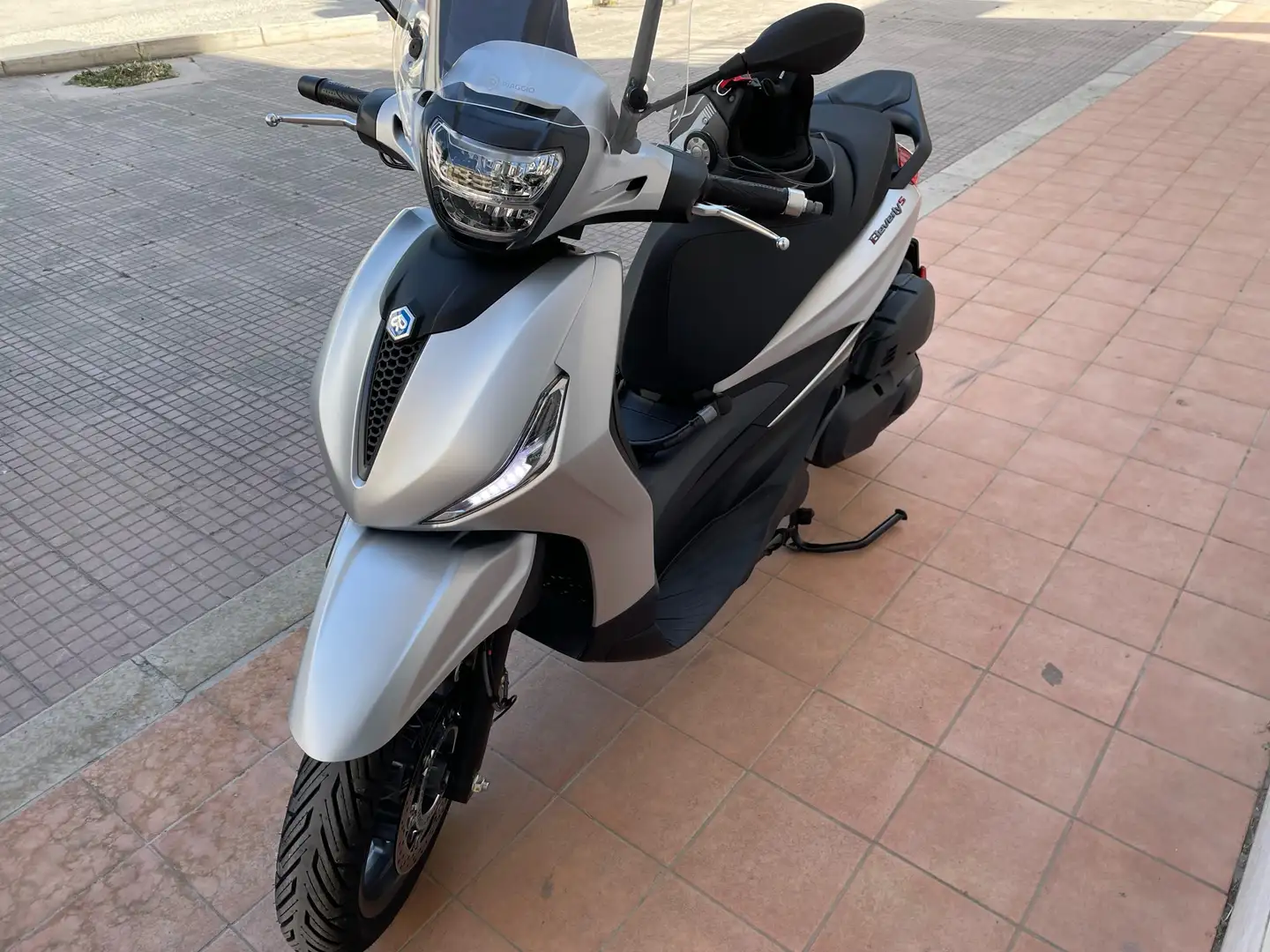 Piaggio Beverly 400 Piaggio Beverly 400 S HPE Grigio SEMI-NUOVO Stříbrná - 2