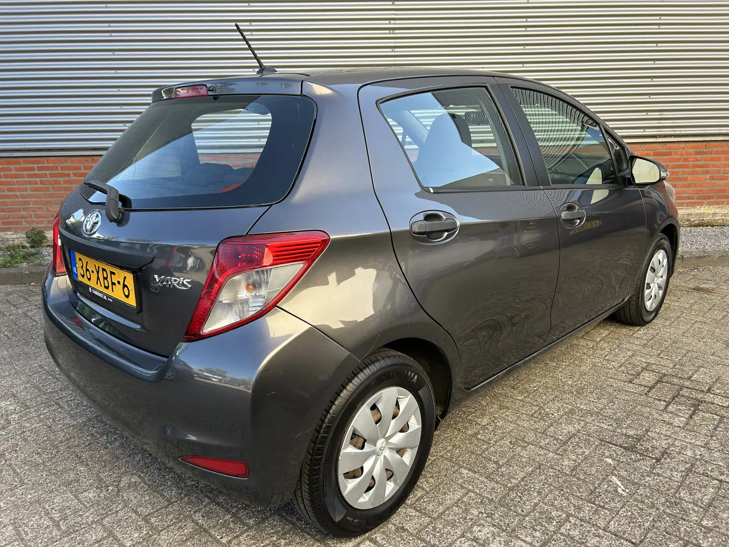 Toyota Yaris 1.0 VVT-i Comfort | Airco | 5 drs | Grijs - 2