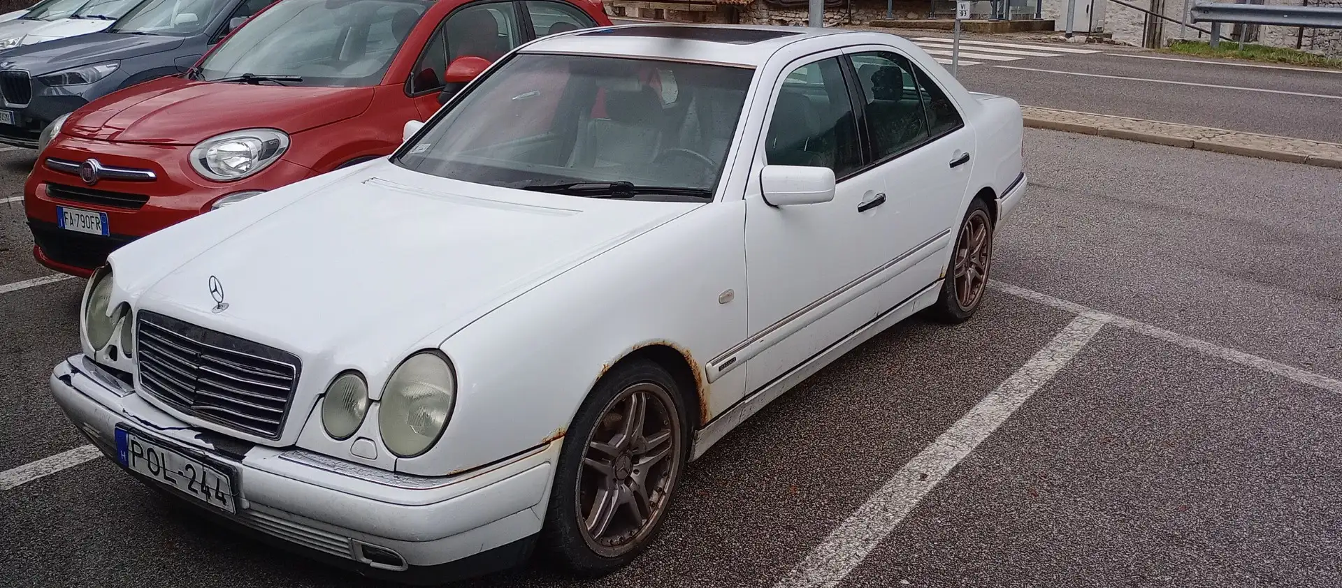 Mercedes-Benz 240 e - 1