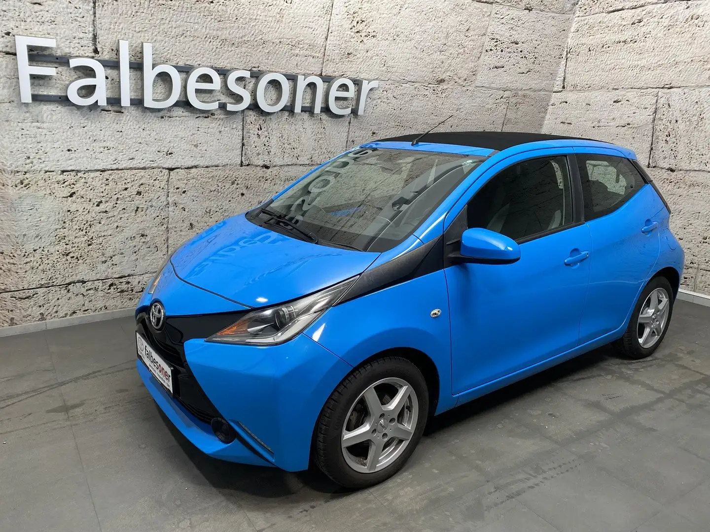 Toyota Aygo X 1,0 VVT-i x-play Open Air Blauw - 1
