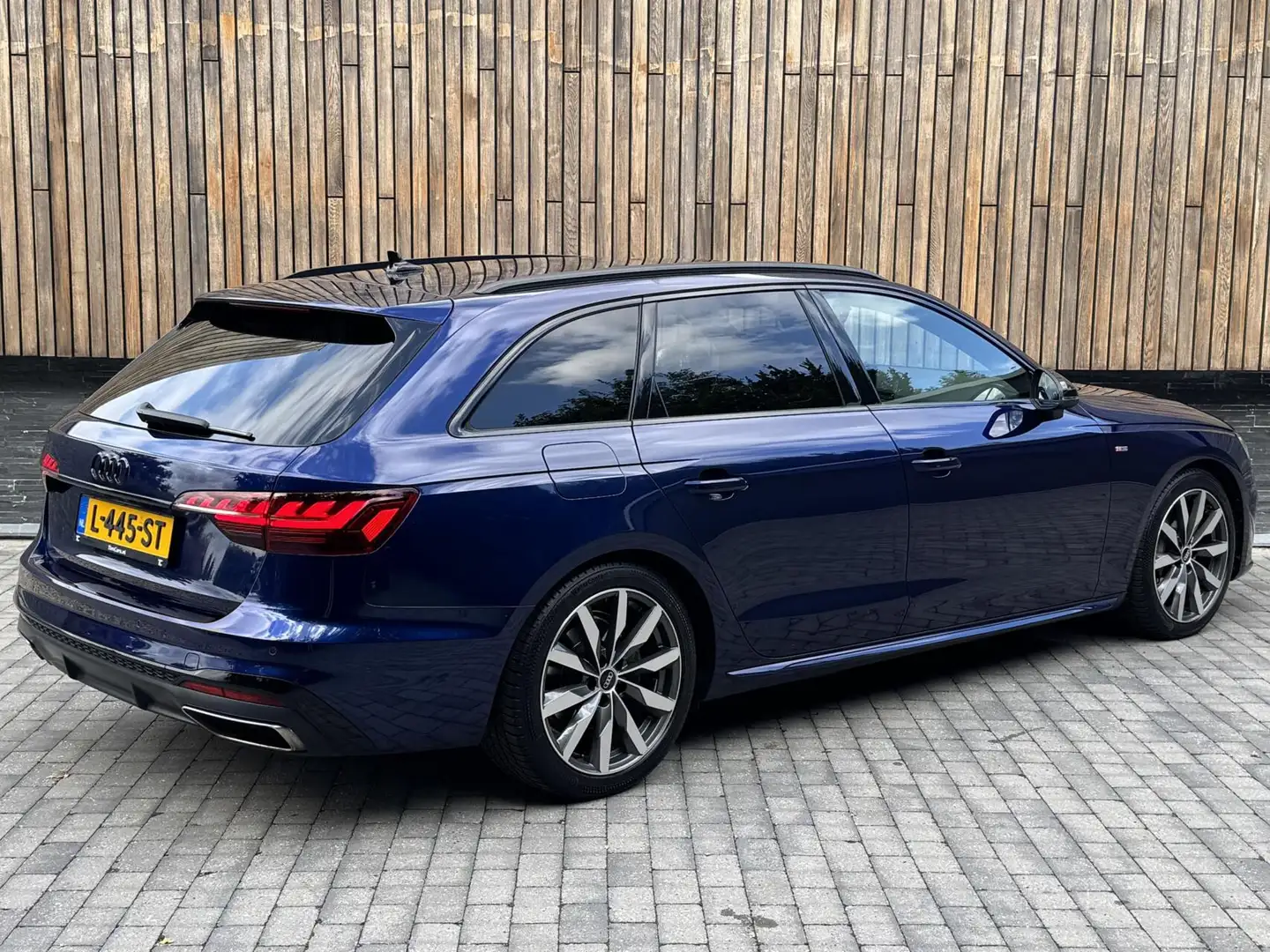 Audi A4 Avant 40 TFSI S edition Competition Automaat | LED Blau - 2