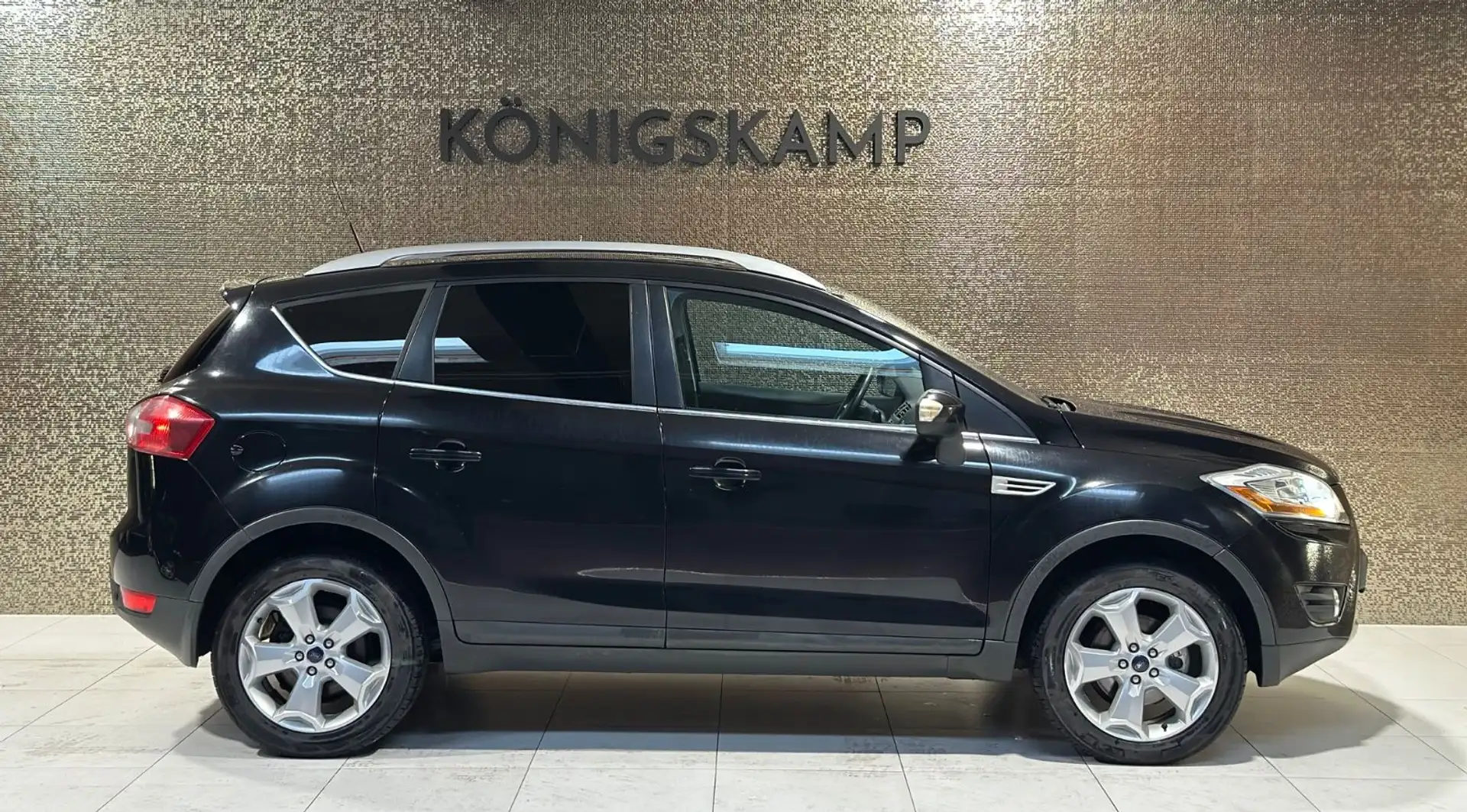 Ford Kuga Titanium 2.0 TDCi * PANO * NAVI * SHZ * PDC Schwarz - 2