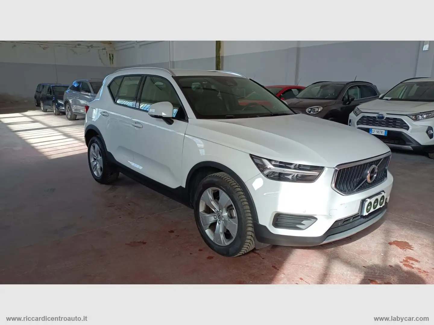Volvo XC40 B4 AWD Geartronic Momentum Pro Bianco - 2