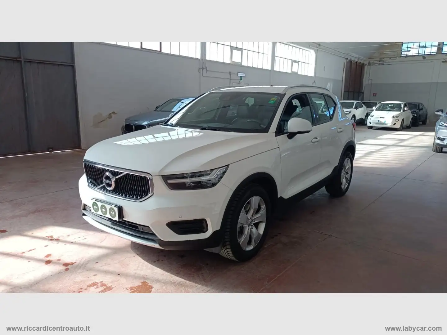 Volvo XC40 B4 AWD Geartronic Momentum Pro Bianco - 1
