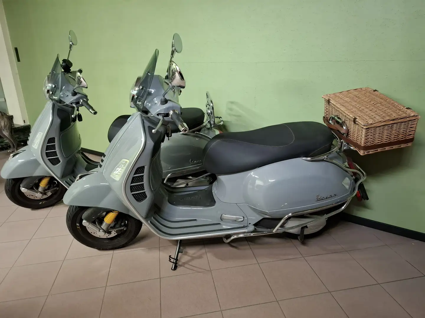 Vespa GTS 300 Gris - 2