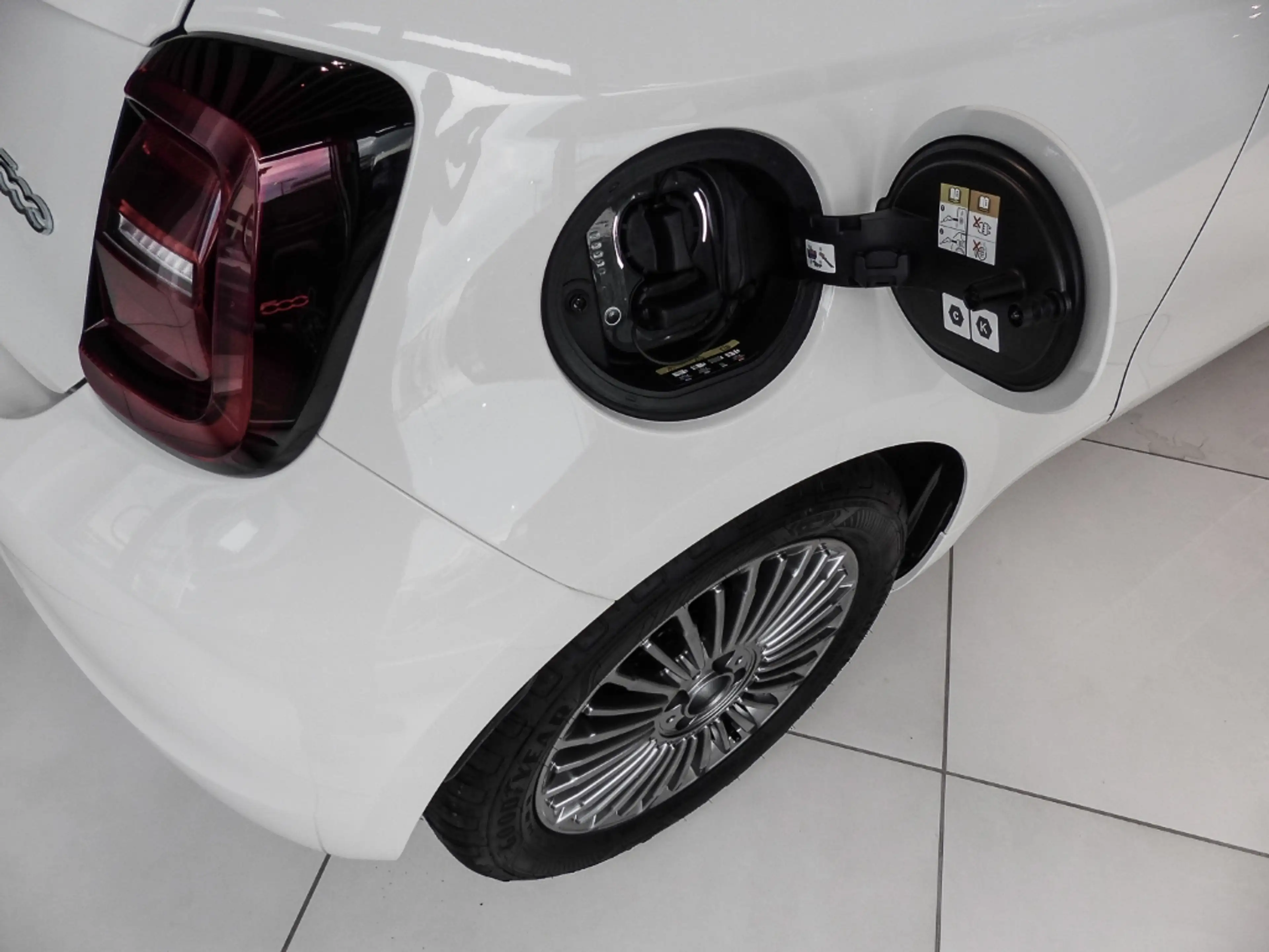 Fiat 500e Icon Klimaaut. // Carplay // 16 LM // Kamera — photo 13