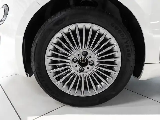 Fiat 500e view 4