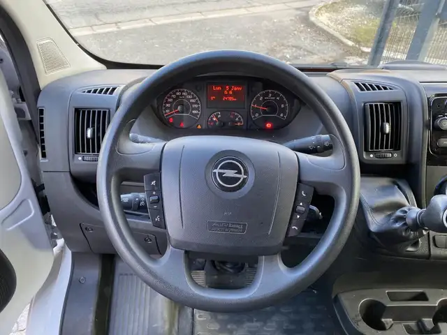 Opel Movano view 5