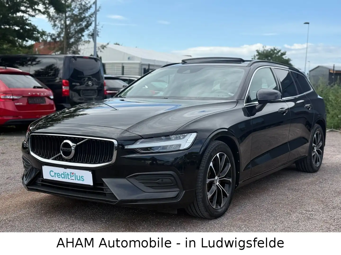 Volvo V60 Kombi Momentum Pro PANO AHK 4ZONEN ACC KAM Noir - 1