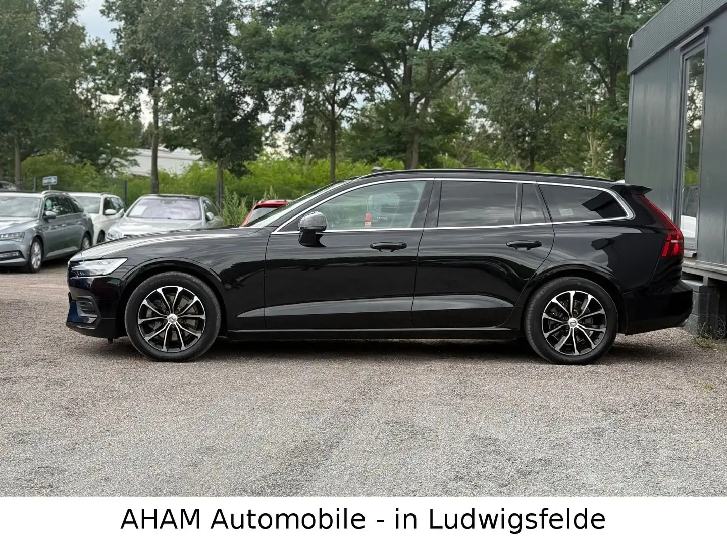 Volvo V60 Kombi Momentum Pro PANO AHK 4ZONEN ACC KAM Noir - 2