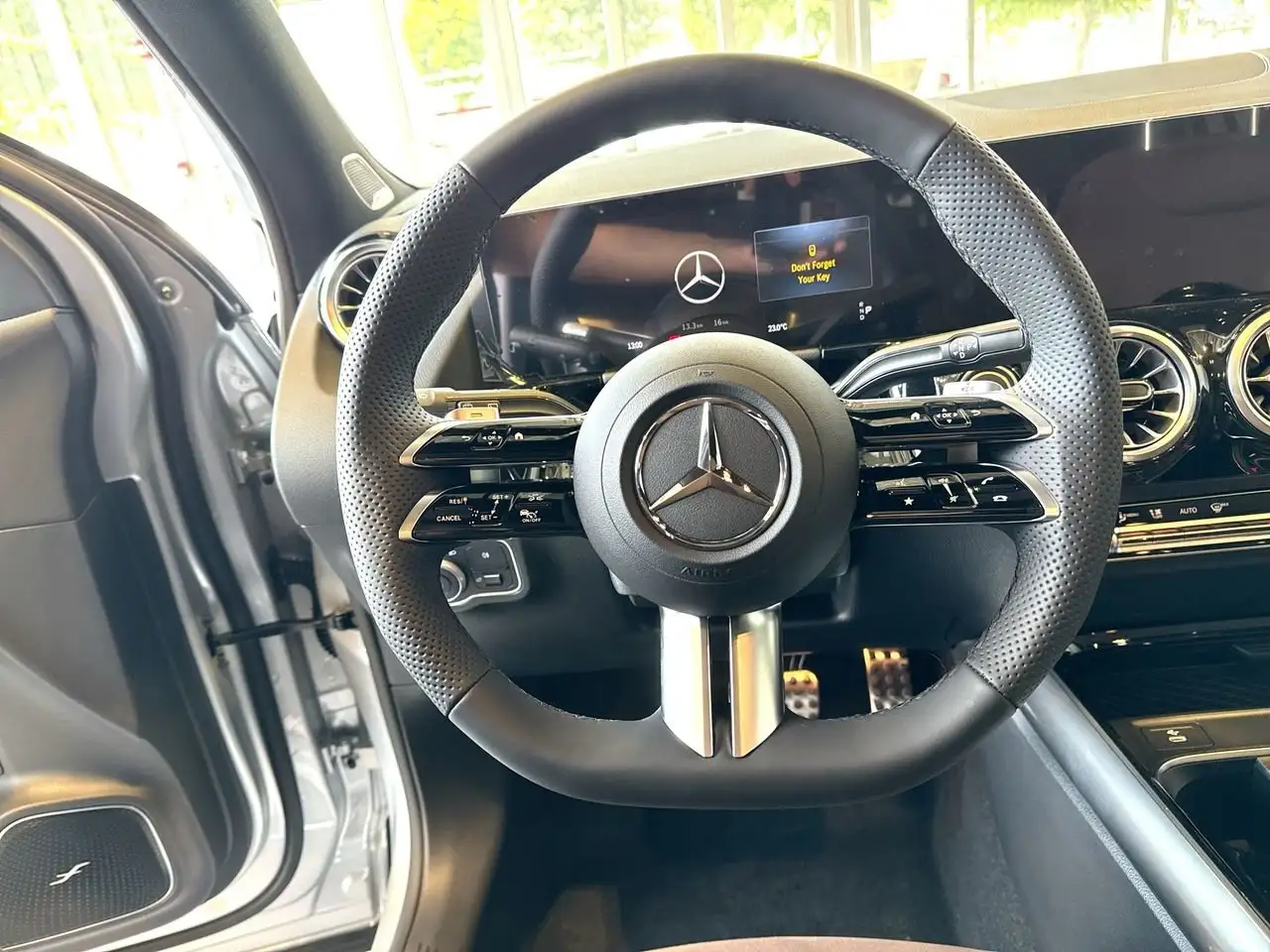 Mercedes-Benz GLA снимка Mercedes-Benz GLA