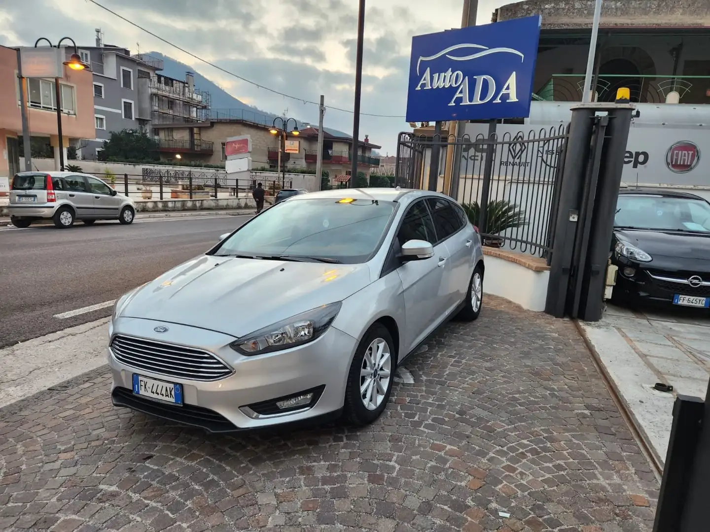 Ford Focus Focus 5p 1.5 tdci Business s Plateado - 1