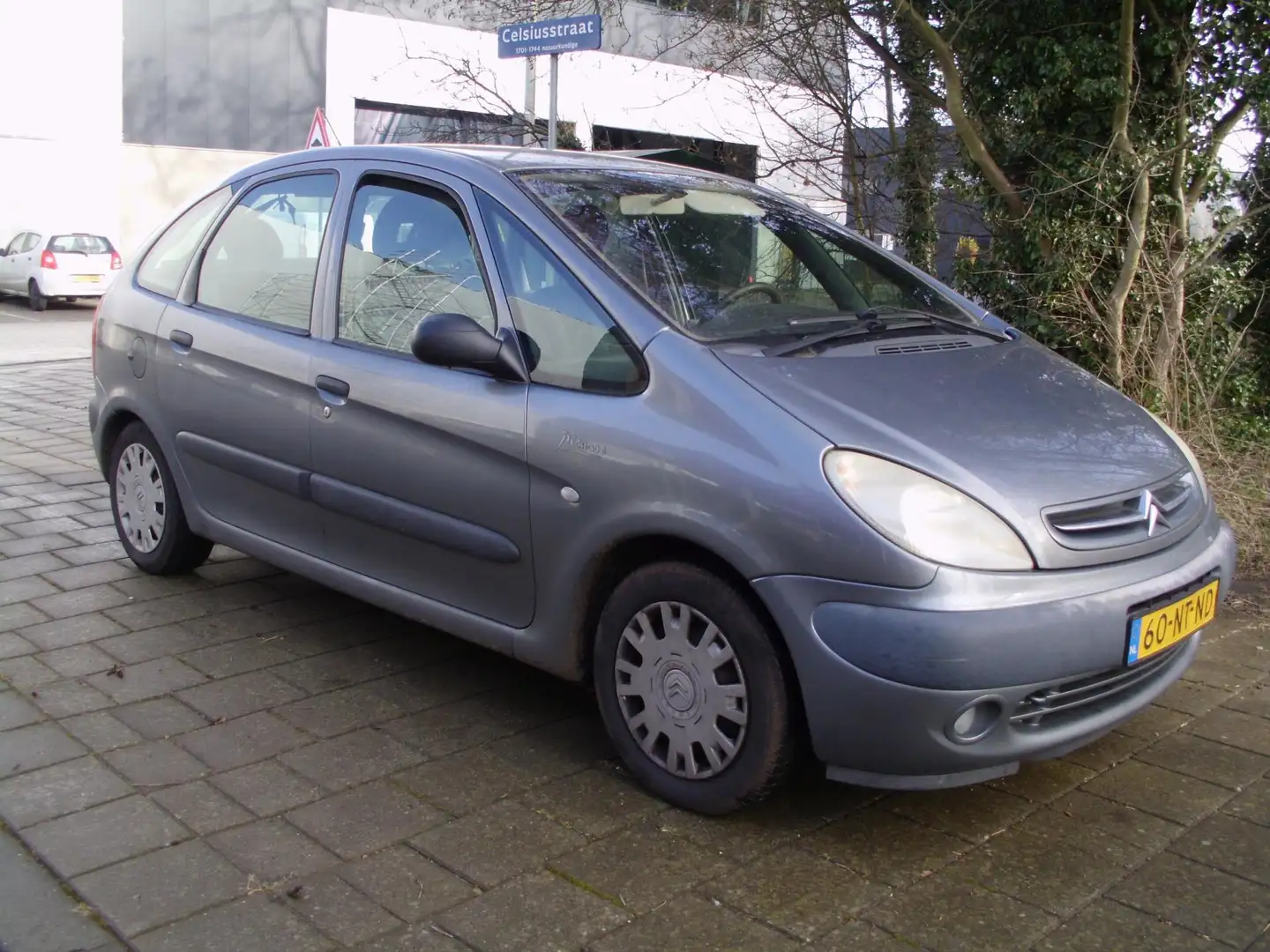 Citroen Xsara Picasso 1.8i-16V Différence Grijs - 2