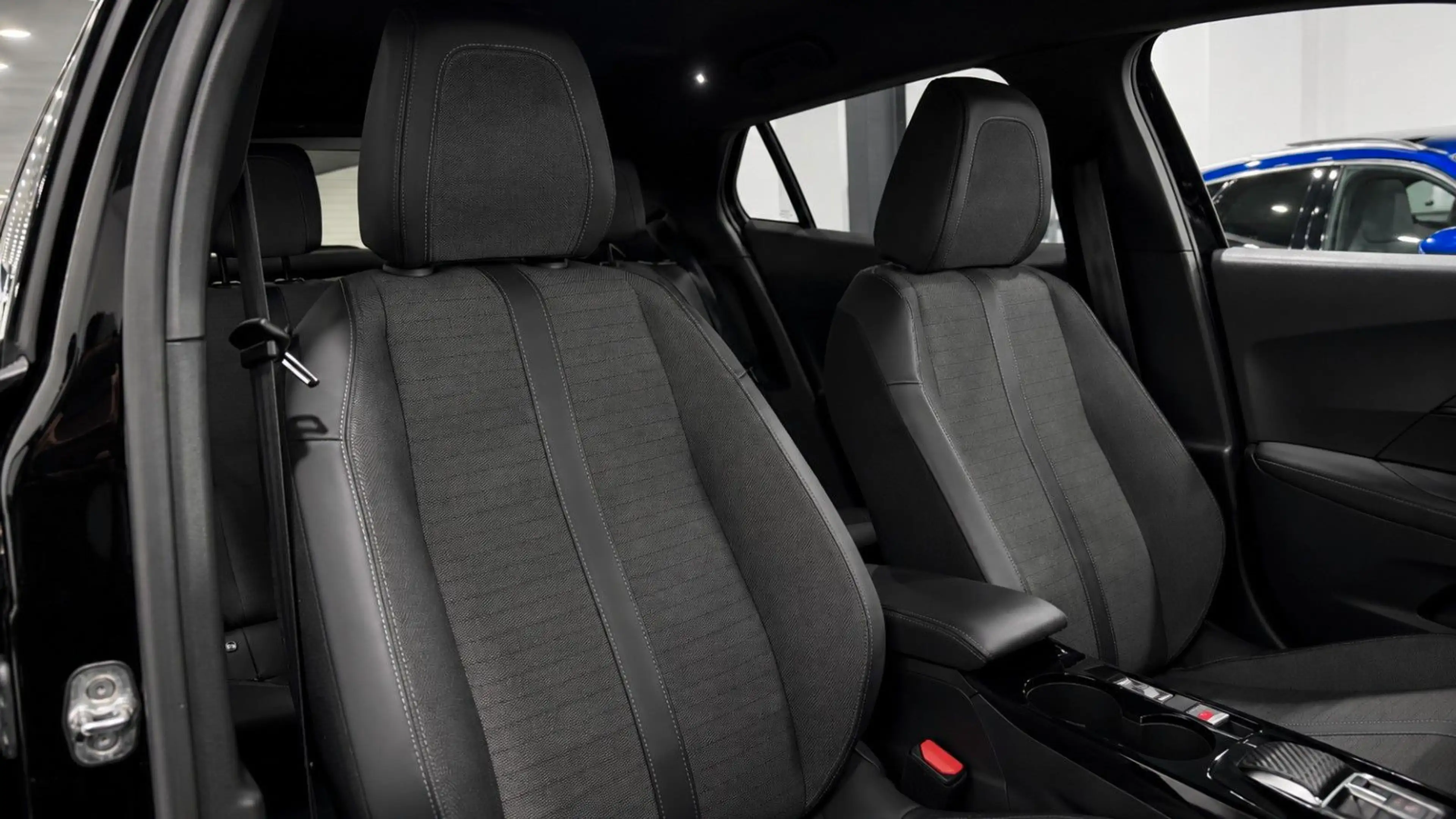 Peugeot 2008 Allure Pack/Navi/180°Kamera/LED/Shz/DAB+/LM — photo 10