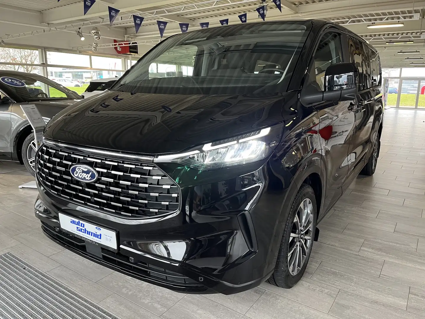 Ford Tourneo Custom L2 Titanium X AWD + Standh. + AHK Zwart - 1