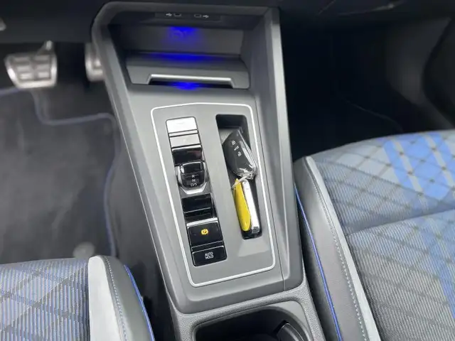 Volkswagen Golf view 9