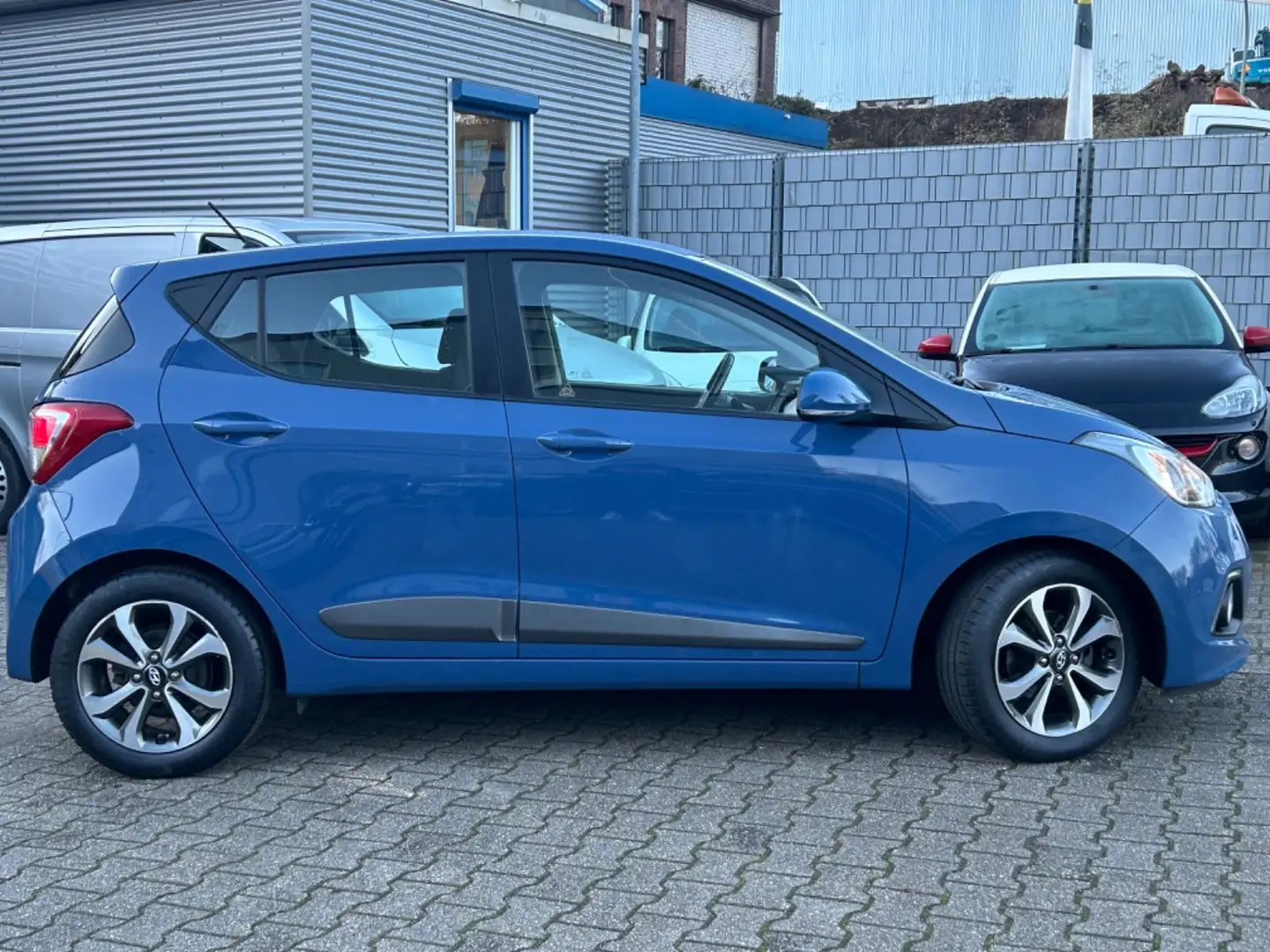 Hyundai i10 FIFA World Cup Edition SHZ Bluetooth 75TKM Blauw - 2