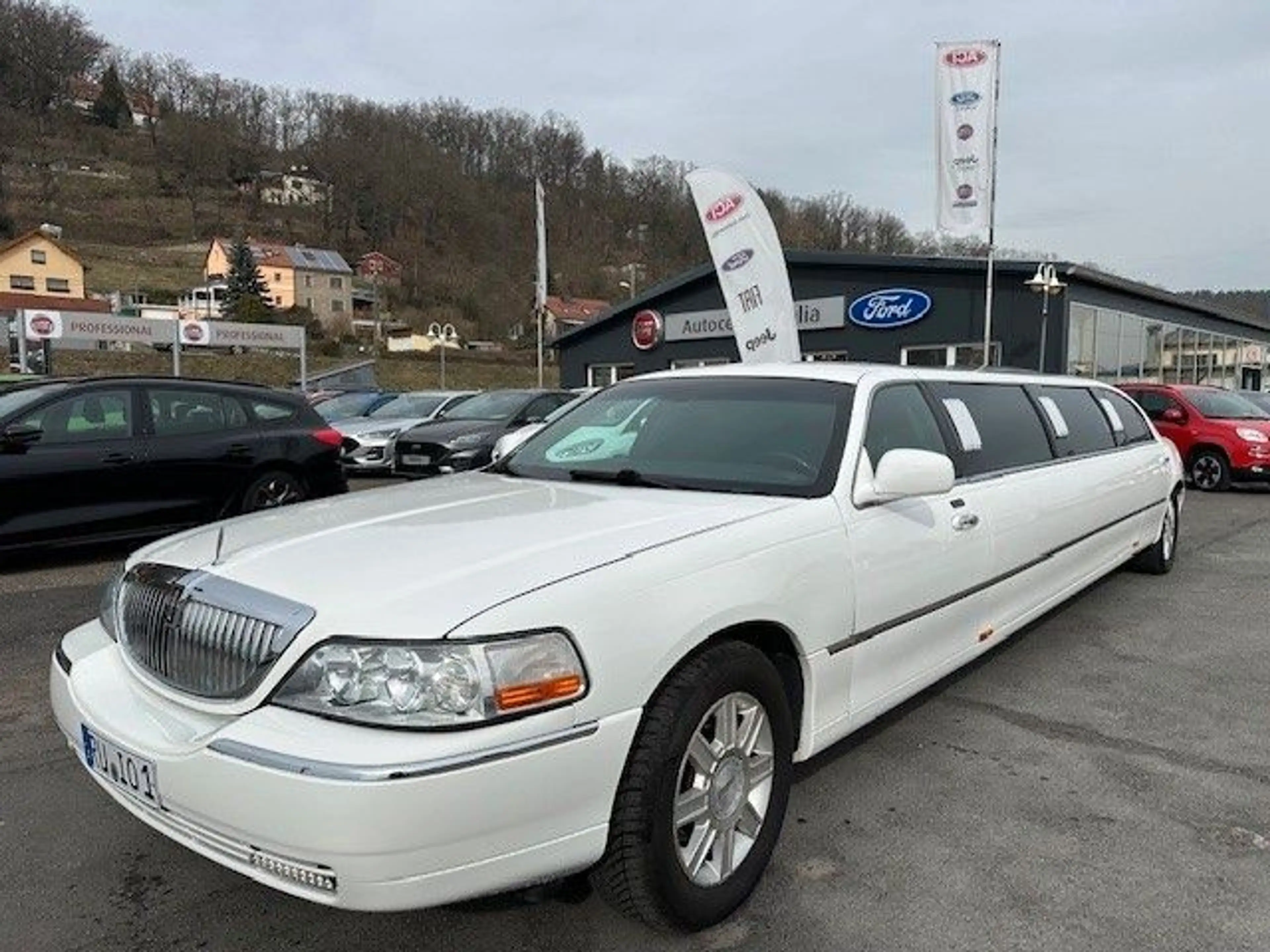 Lincoln Town Car Stretch Limousine 4,6 Liter V8 — photo 3