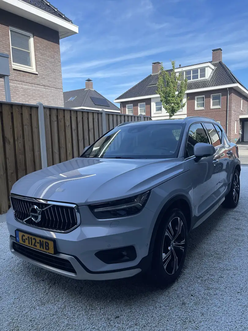 Volvo XC40 2.0 T4 Inscript. Grijs - 2