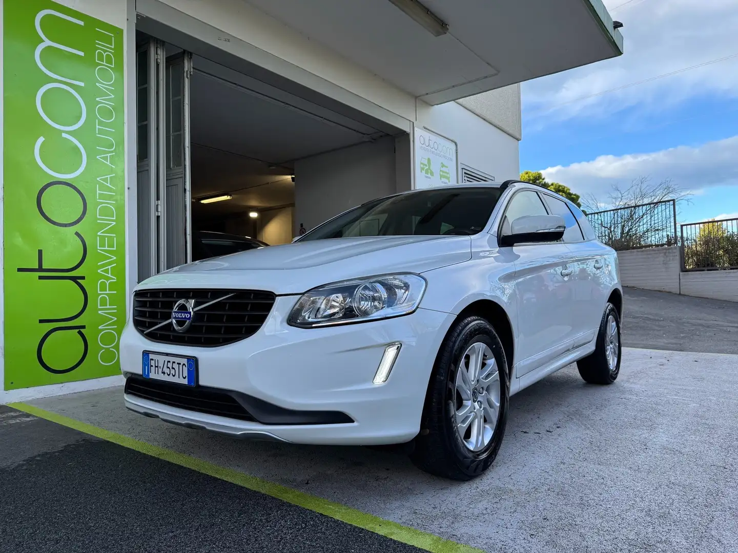 Volvo XC60 2.0 d3 Momentum GEARTRONIC EURO6 GARANZIA 24 MESI Wit - 1