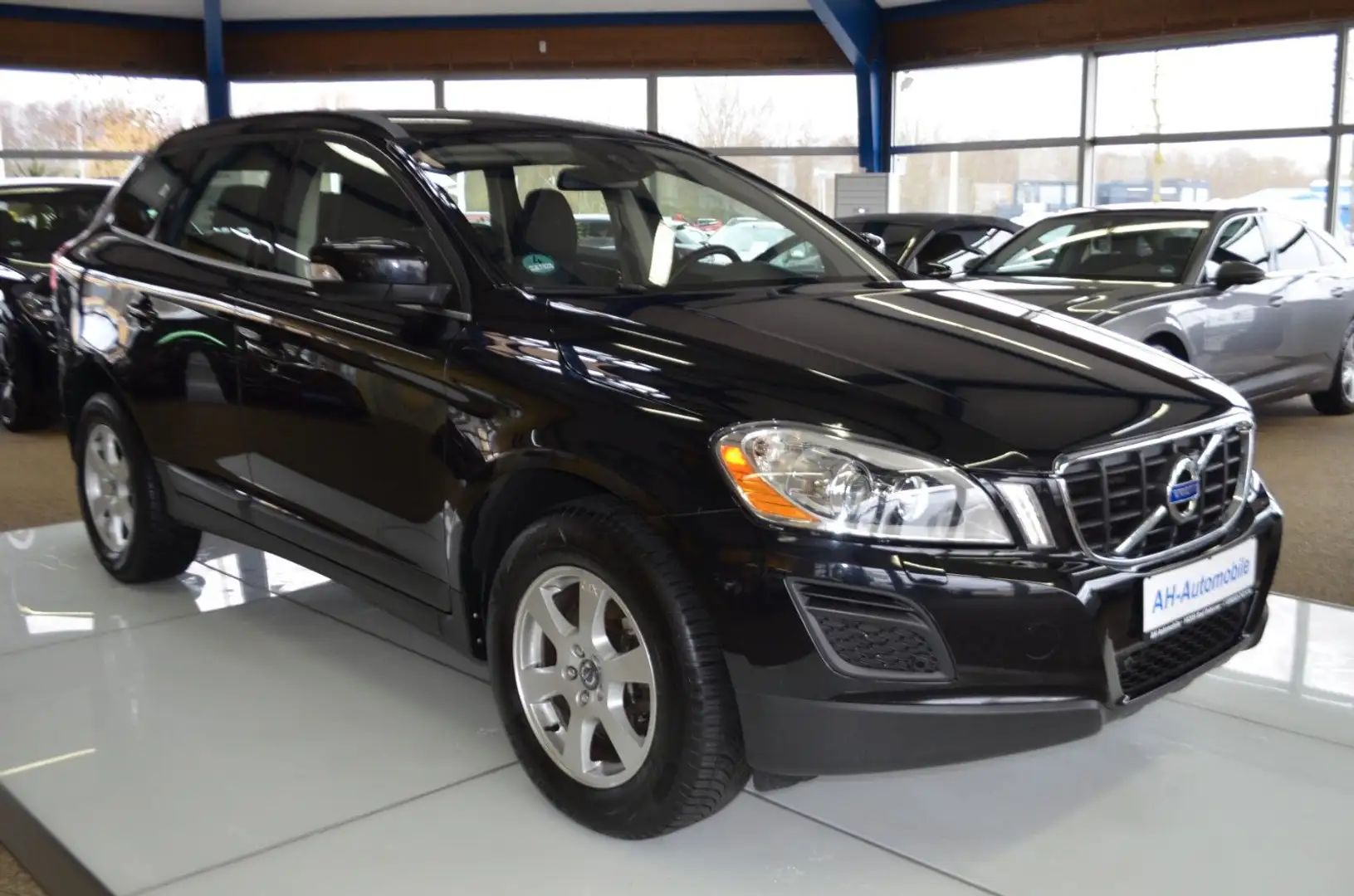 Volvo XC60 Momentum 2WD AUTOMATIK / XENON / NAVI / PDC Schwarz - 2