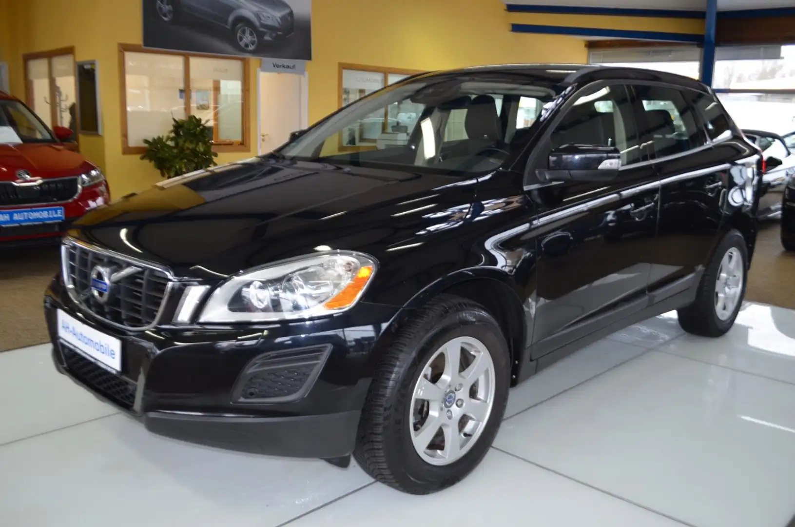Volvo XC60 Momentum 2WD AUTOMATIK / XENON / NAVI / PDC Schwarz - 1