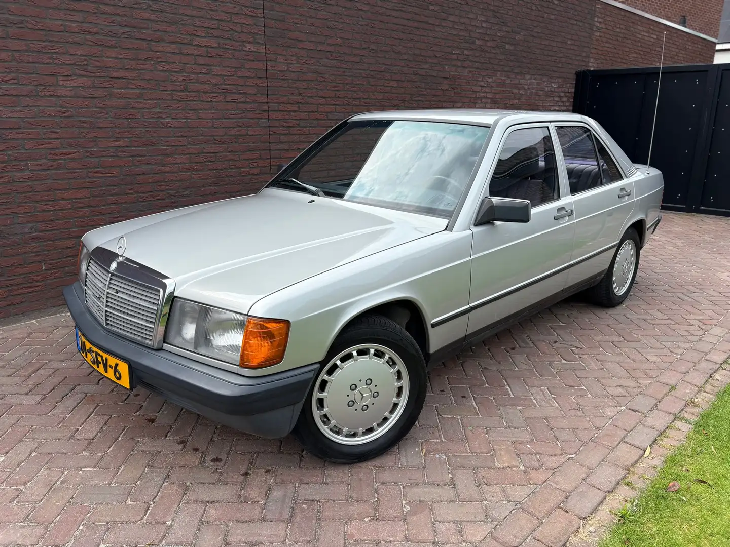 Mercedes-Benz 190 2.0 E Automaat Belastingvrij Nieuwe APK Gris - 1