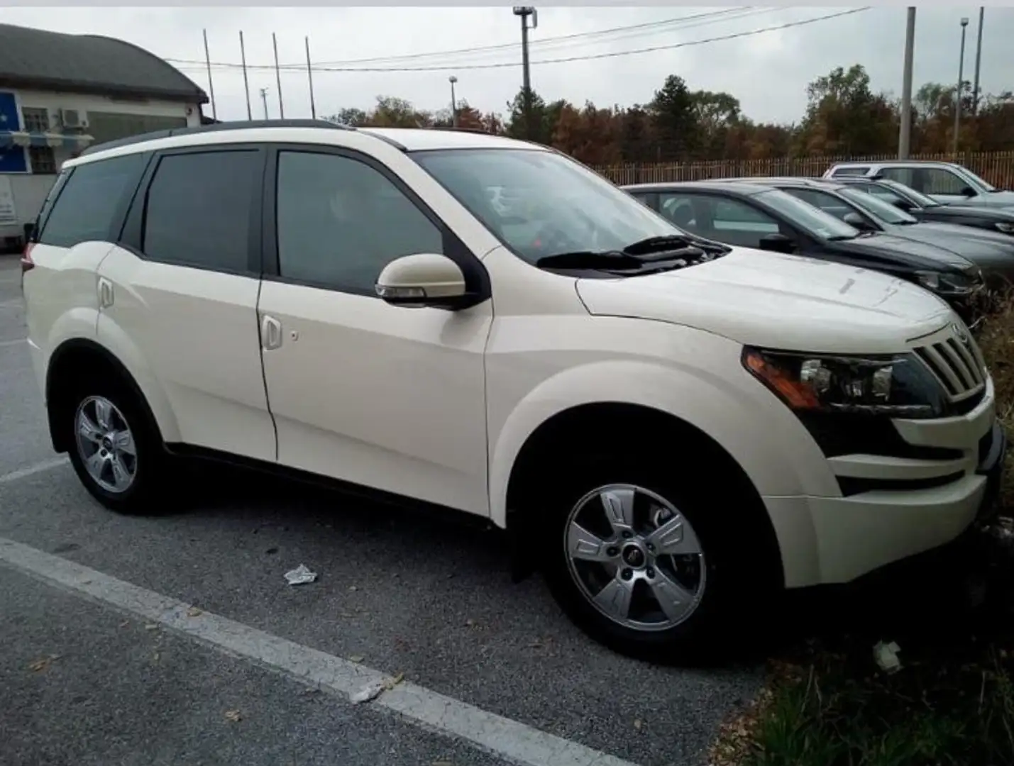 Mahindra XUV500 grigio/marrone Fehér - 1