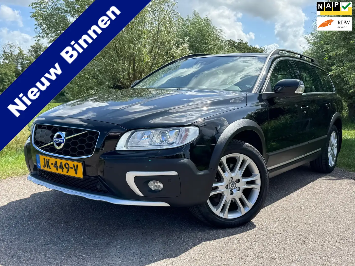Volvo XC70 2.4 D5 Polar+ / Originele NL Auto / Automaat / Air Zwart - 1