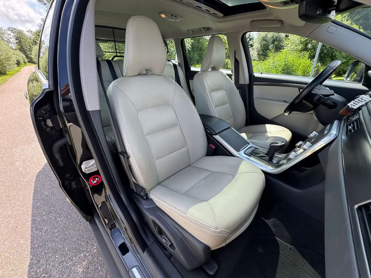 Volvo XC70 2.4 D5 Polar+ / Originele NL Auto / Automaat / Air Zwart - 2