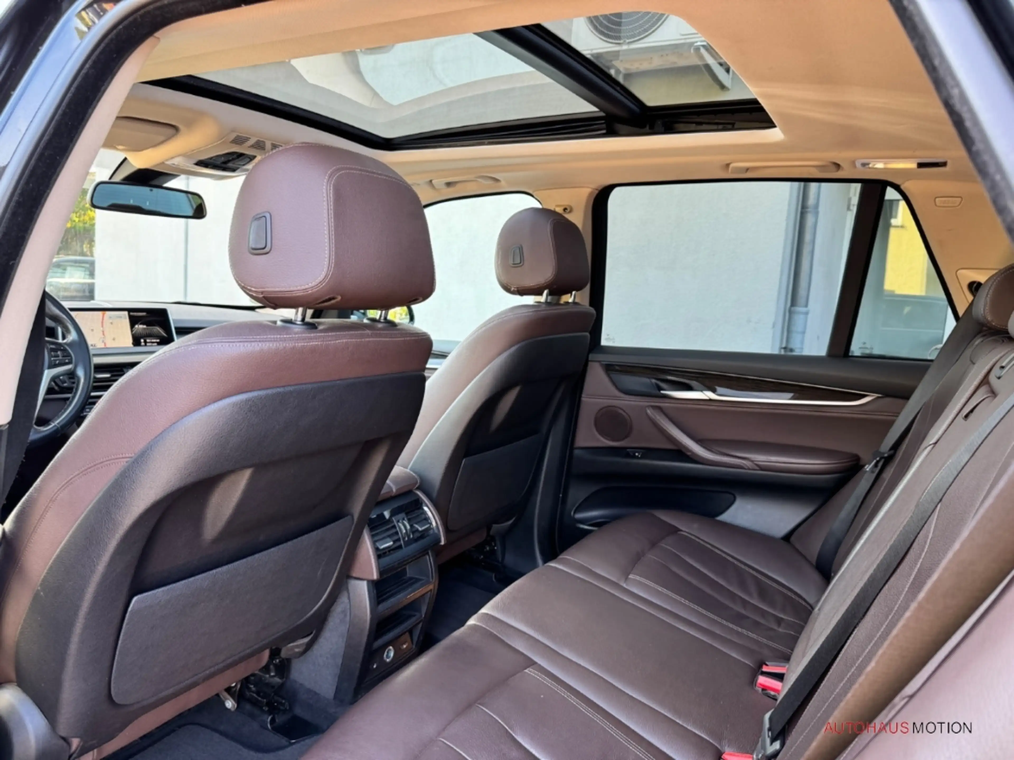 BMW X5 xDrive40d Pano Navi Leder LED Totwinkelassistent — photo 11