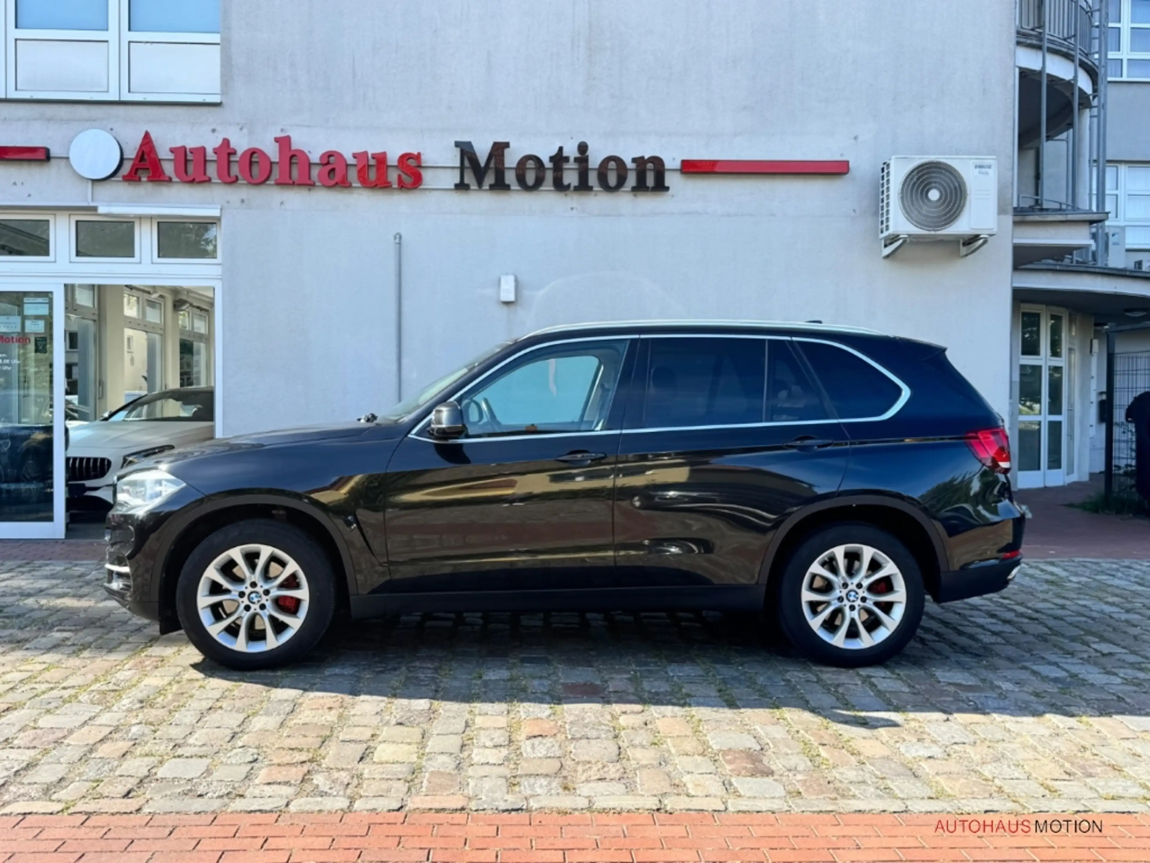 BMW X5 xDrive40d Pano Navi Leder LED Totwinkelassistent — photo 8