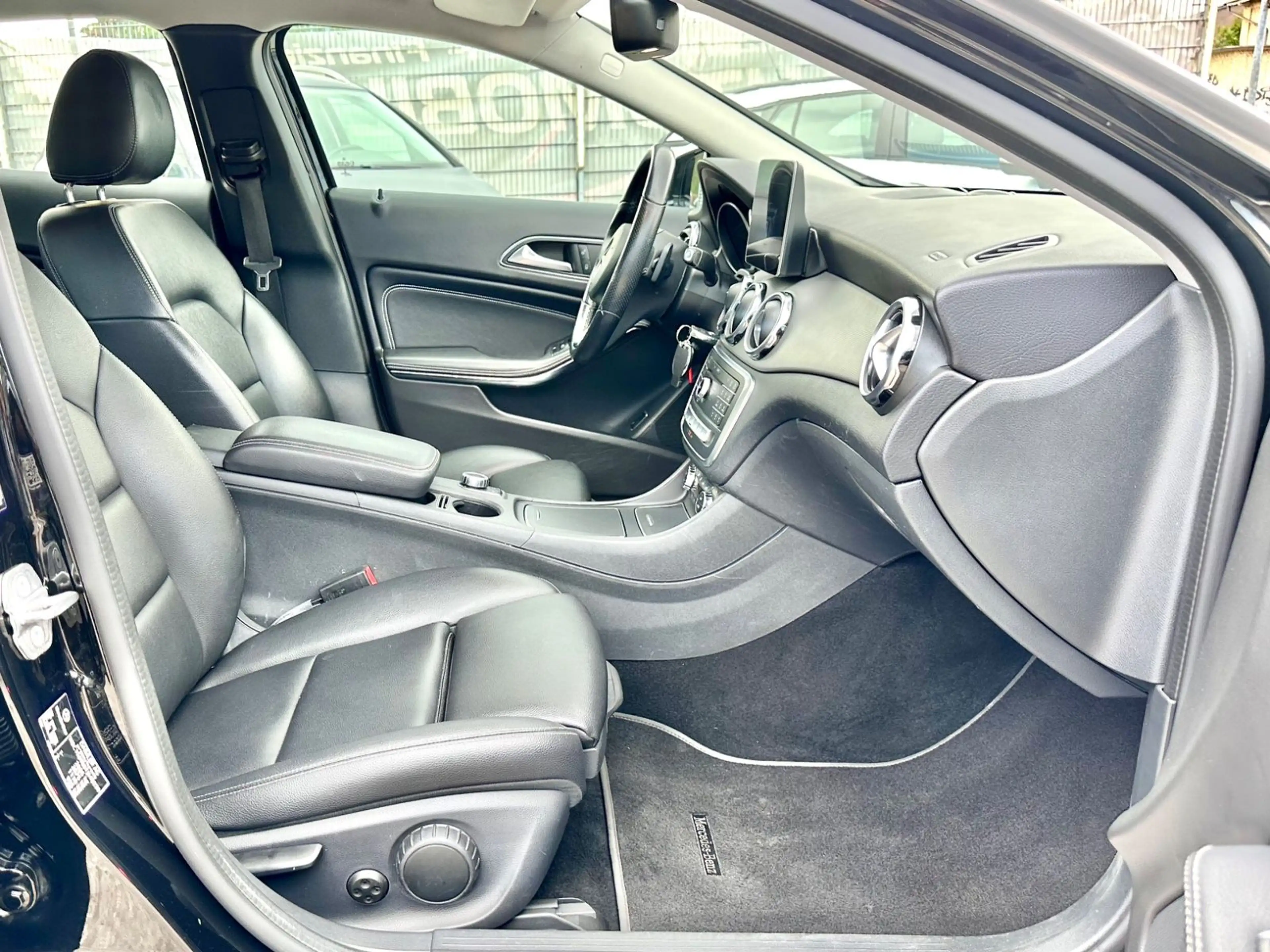 Mercedes-Benz GLA 200 d URBAN*AUTOM+MOD.2020+18LM* — photo 13
