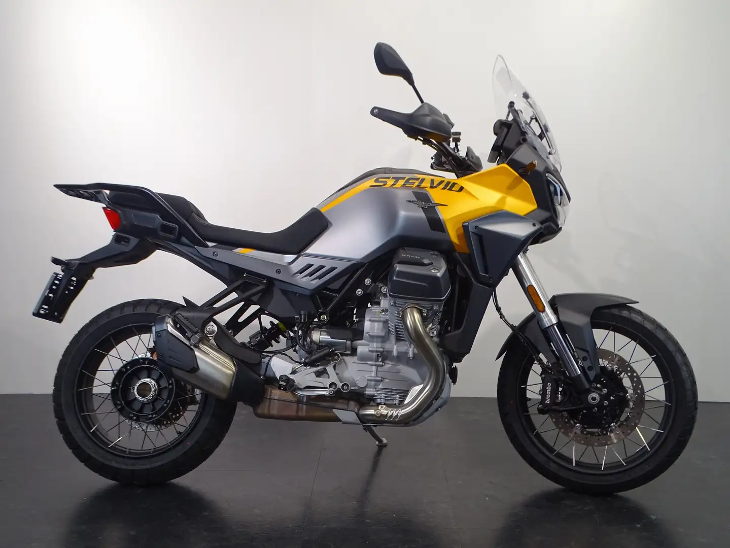 Moto Guzzi Stelvio Zwart - 1