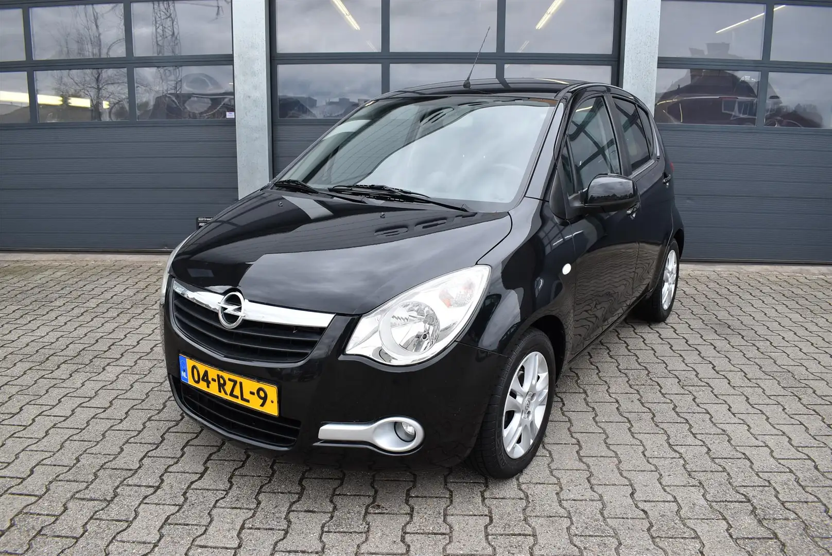 Opel Agila 1.0 12V 68pk Edition Zwart - 1